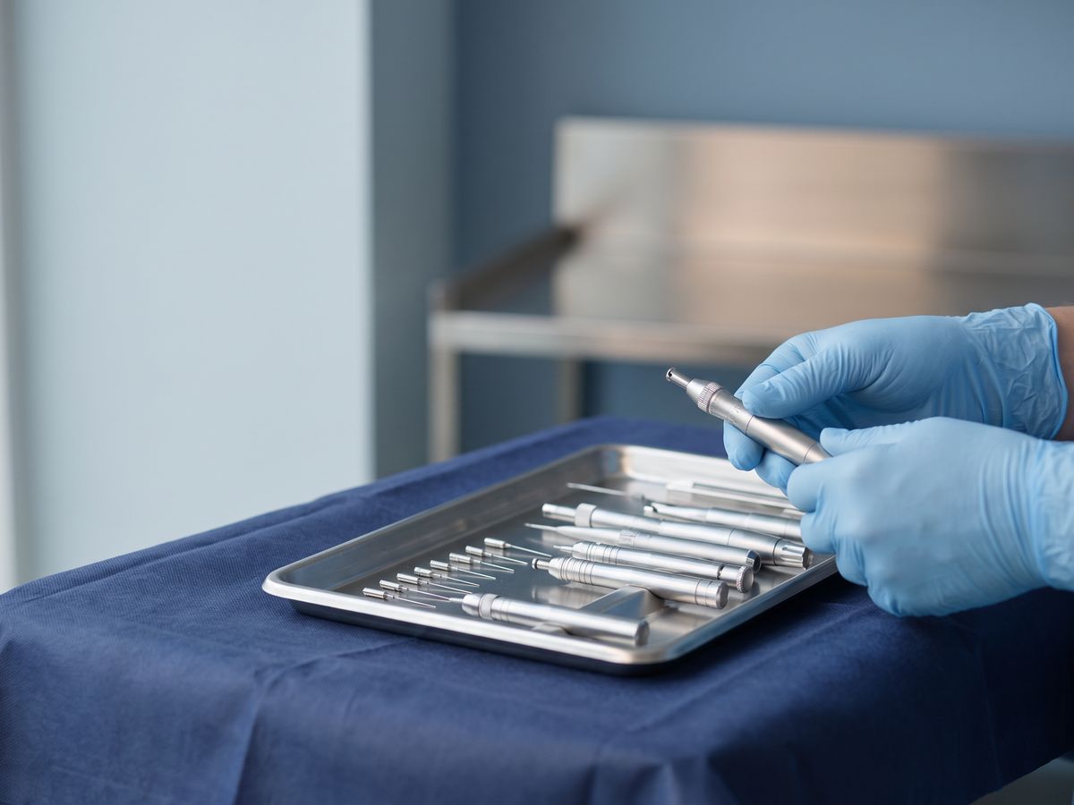 Single hair graft prepared for beard placement