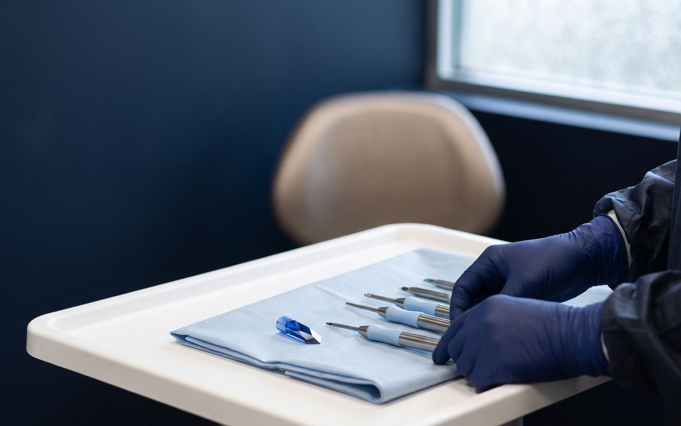 Unshaven FUE tray with sapphire blade tip and DHI implanter pens